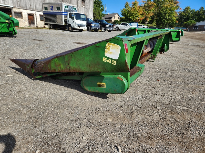 Combines & Harvesting Equipment  John Deere 643 Corn Head  Photo