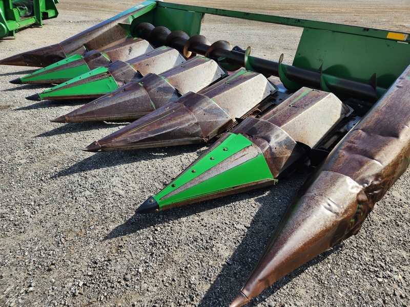 Combines & Harvesting Equipment  John Deere 643 Corn Head  Photo