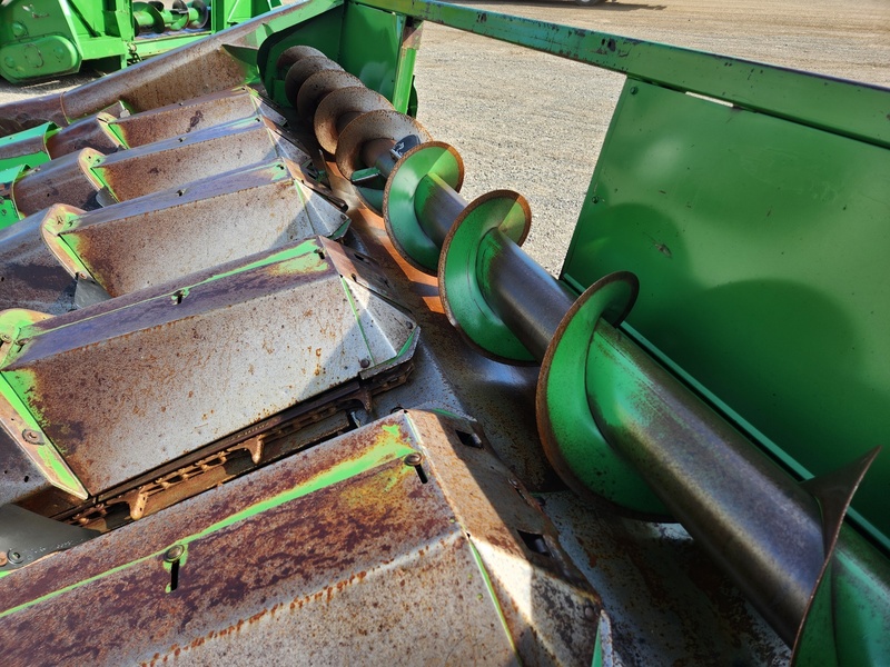 Combines & Harvesting Equipment  John Deere 643 Corn Head  Photo