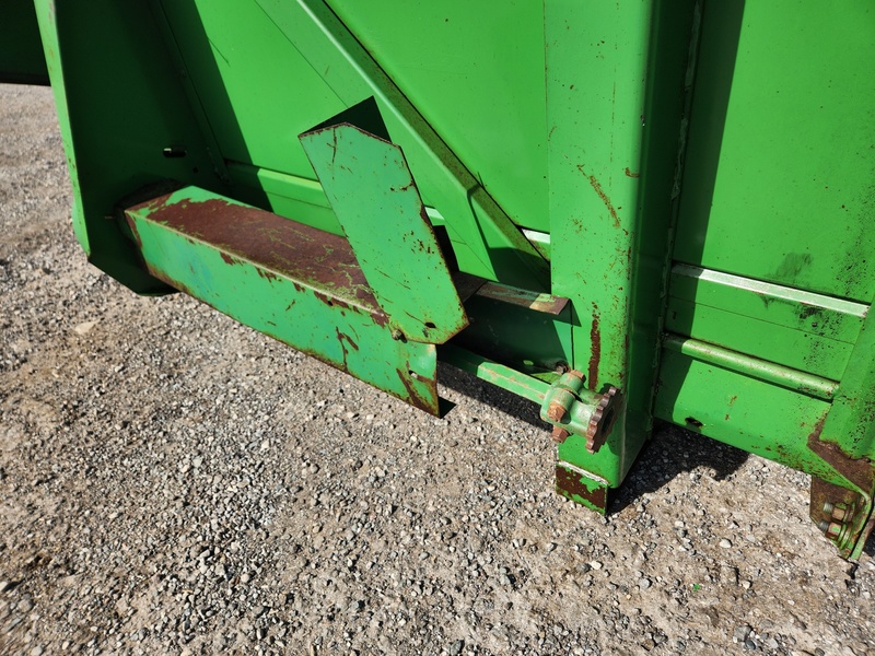 Combines & Harvesting Equipment  John Deere 643 Corn Head  Photo