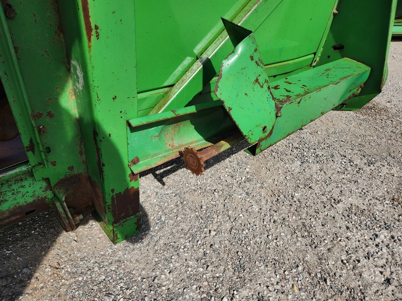 Combines & Harvesting Equipment  John Deere 643 Corn Head  Photo