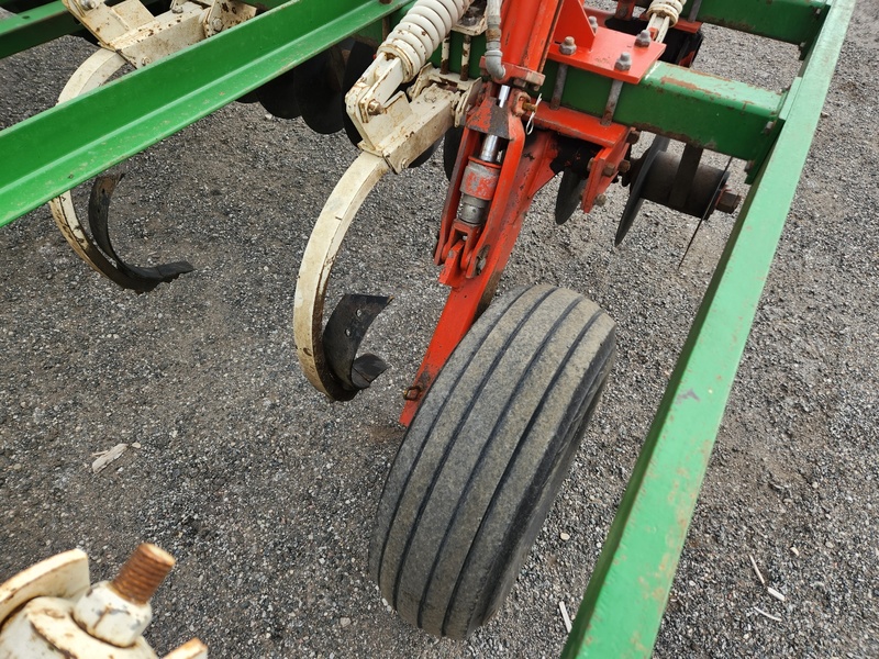 Soil Savers and Chisel Plows  Glencoe SS9 Soil Saver Photo