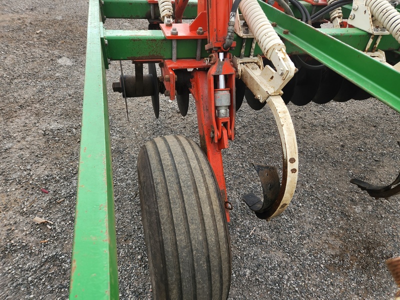 Soil Savers and Chisel Plows  Glencoe SS9 Soil Saver Photo