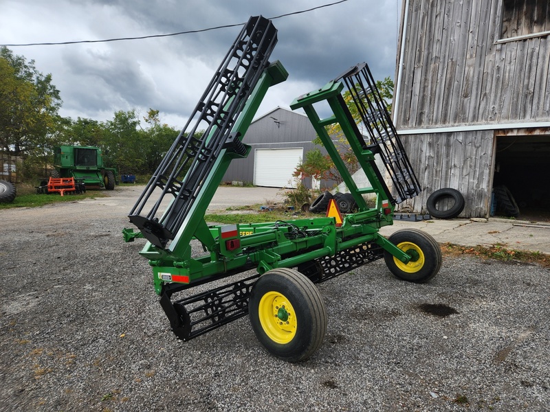 Tillage Equipment  John Deere 200 Crumbler Photo