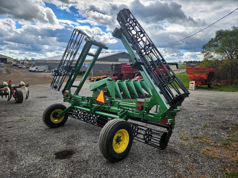 Tillage Equipment  John Deere 200 Crumbler Photo