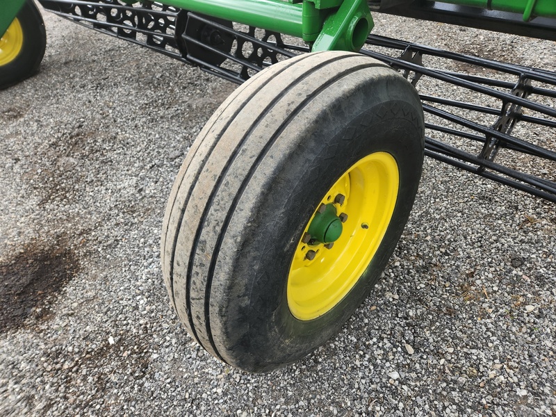 Tillage Equipment  John Deere 200 Crumbler Photo