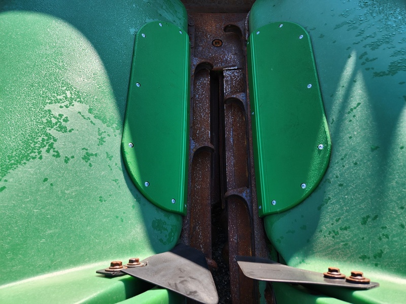 Combines & Harvesting Equipment  John Deere 693 Corn Head Photo