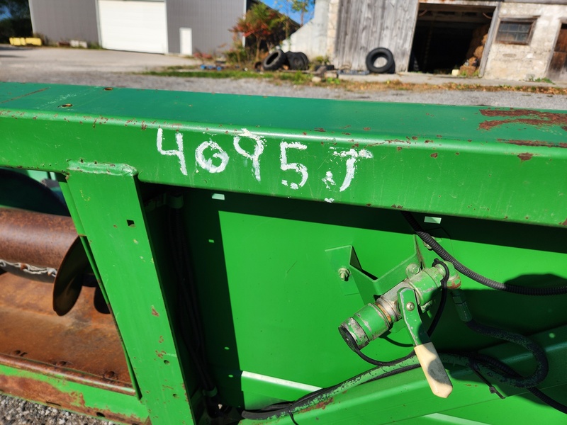 Combines & Harvesting Equipment  John Deere 693 Corn Head Photo