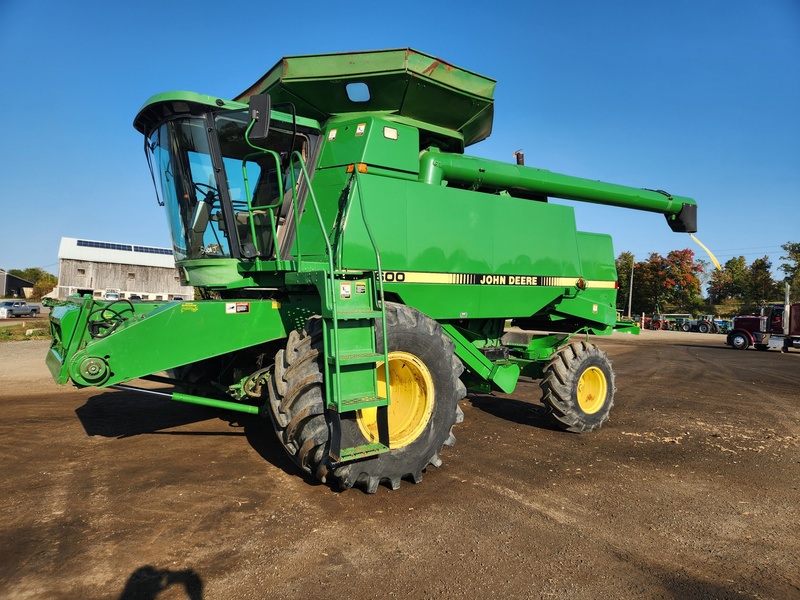 Combines & Harvesting Equipment  John Deere 9600 Combine  Photo