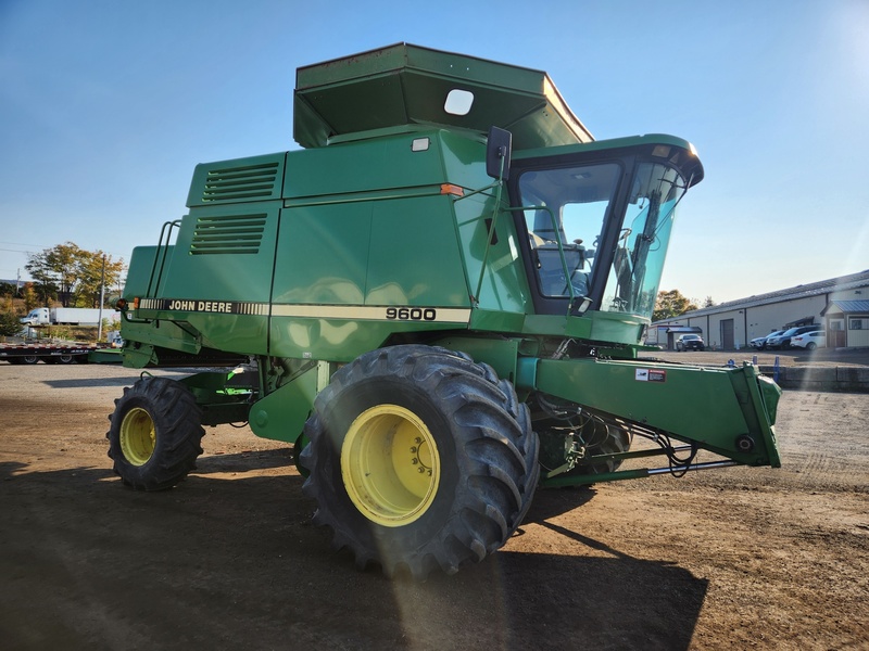 Combines & Harvesting Equipment  John Deere 9600 Combine  Photo