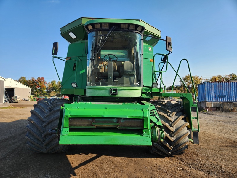 Combines & Harvesting Equipment  John Deere 9600 Combine  Photo