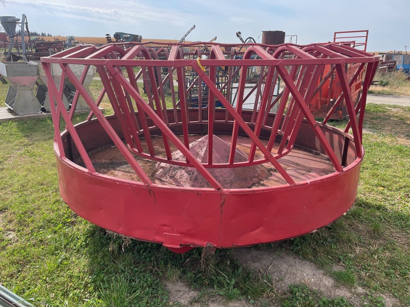 Hay/Forage/Livestock  Martins Round Bale Feeder with Floor Photo