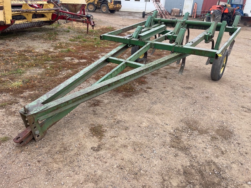 John Deere 1600 Chisel Plow | 8 Tooth | Spring Reset