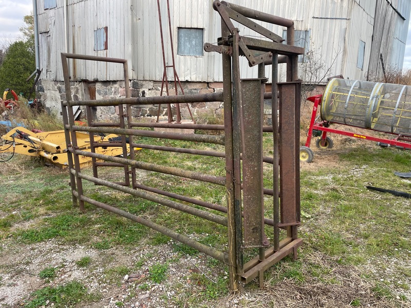 Cattle Chute with Head Gate