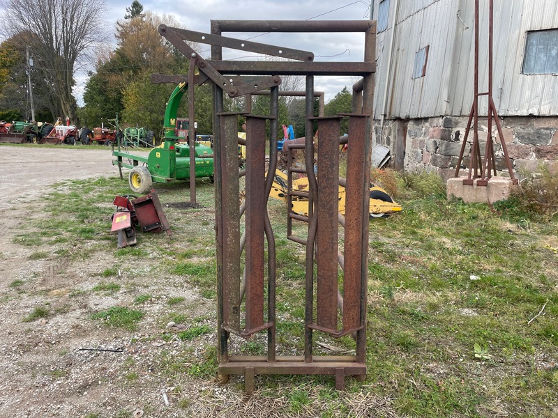 Hay/Forage/Livestock  Cattle Chute with Head Gate Photo