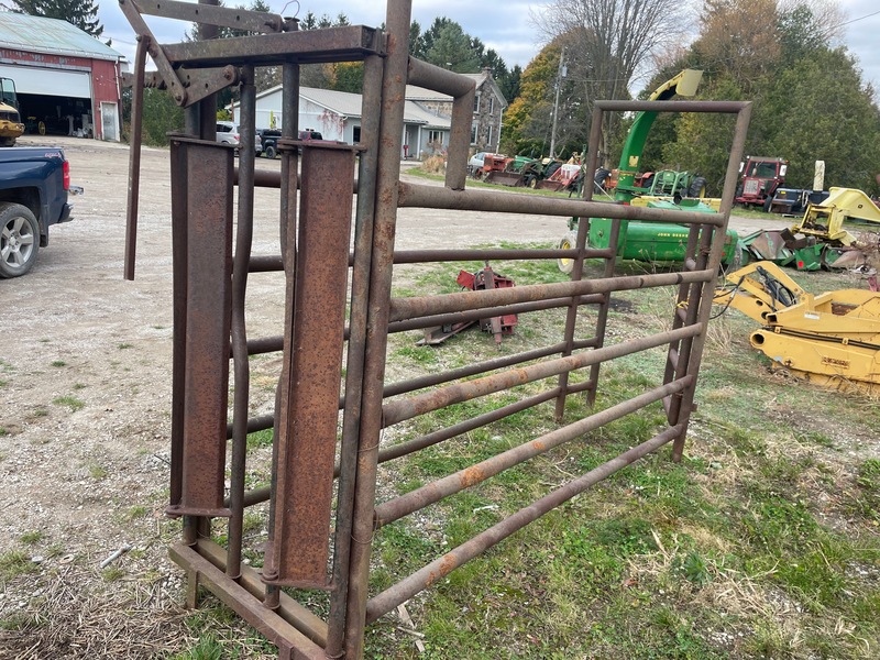 Hay/Forage/Livestock  Cattle Chute with Head Gate Photo