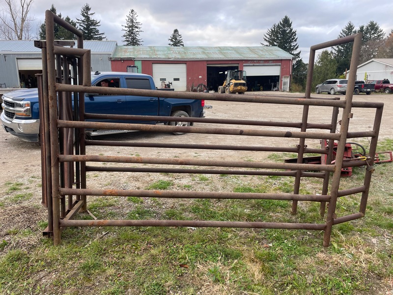 Hay/Forage/Livestock  Cattle Chute with Head Gate Photo