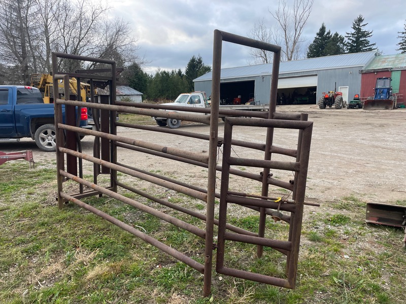 Hay/Forage/Livestock  Cattle Chute with Head Gate Photo