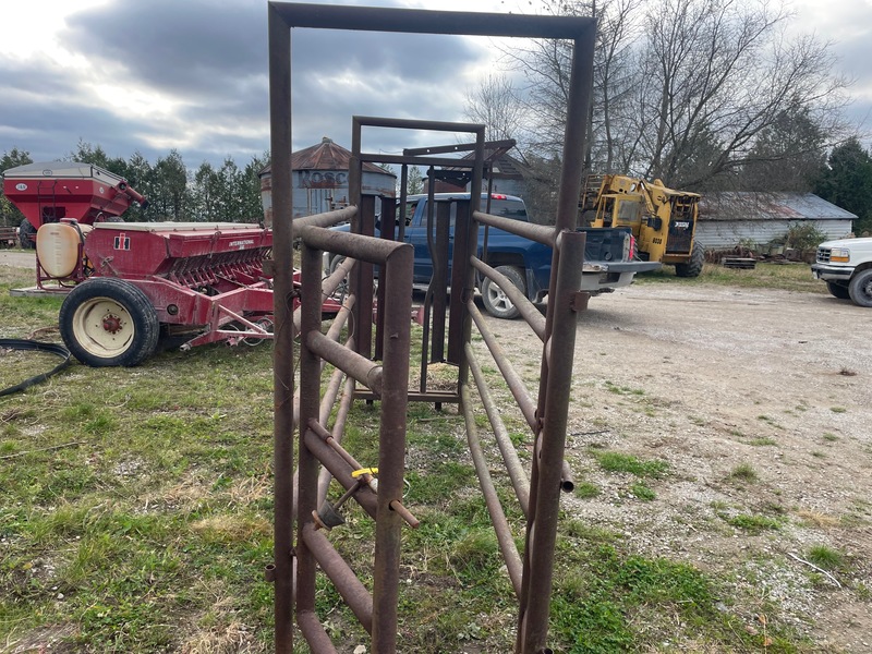 Hay/Forage/Livestock  Cattle Chute with Head Gate Photo