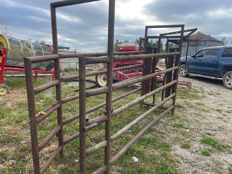 Hay/Forage/Livestock  Cattle Chute with Head Gate Photo