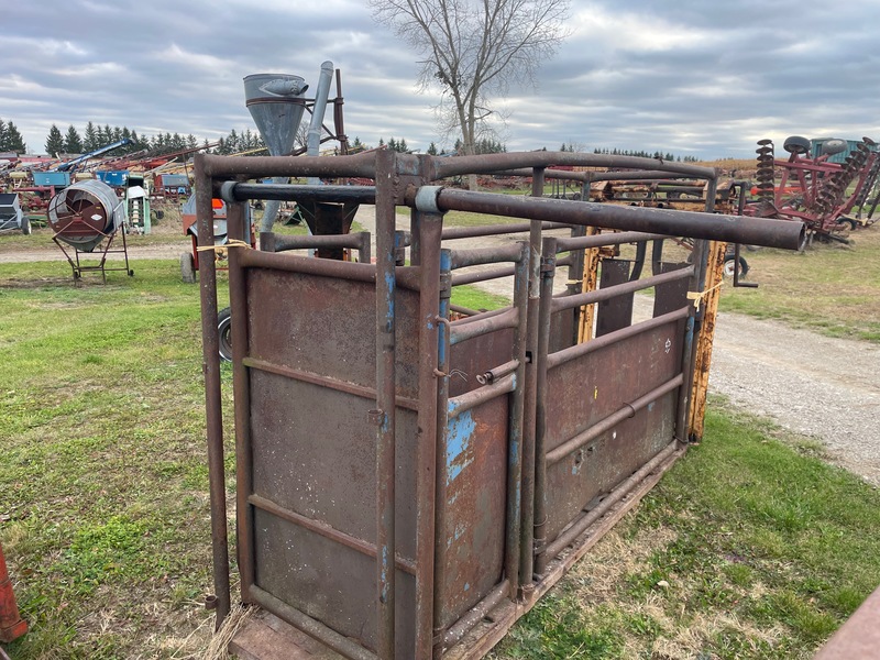 Hay/Forage/Livestock  Cattle Squeeze Chute With Head Gate Photo