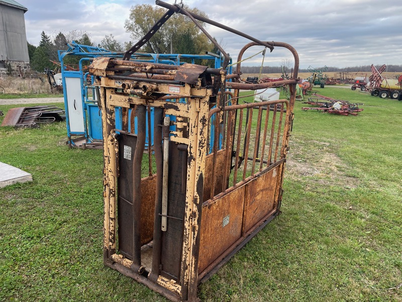 Hay/Forage/Livestock  Cattle Chute With Head Gate Photo