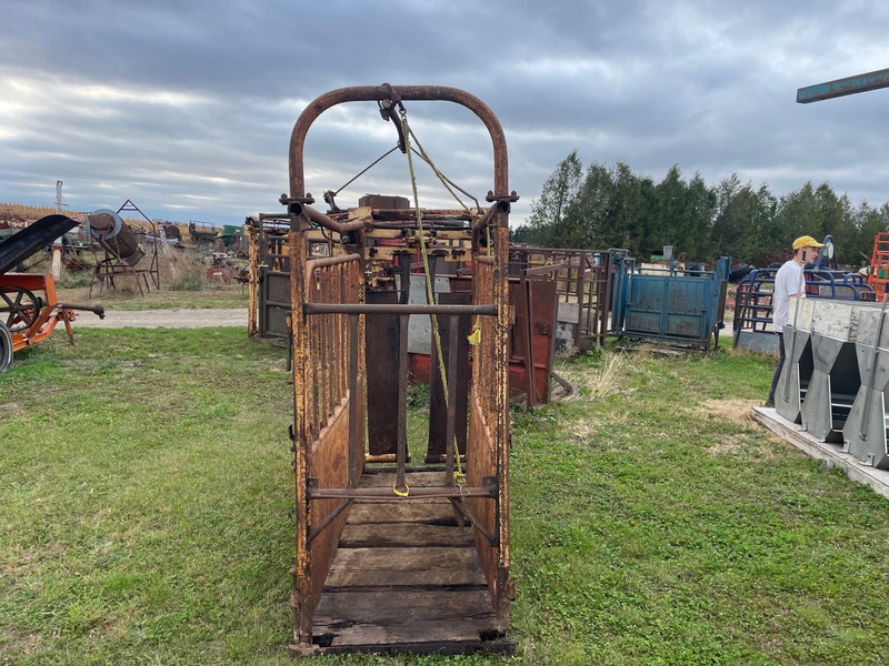 Hay/Forage/Livestock  Cattle Chute With Head Gate Photo