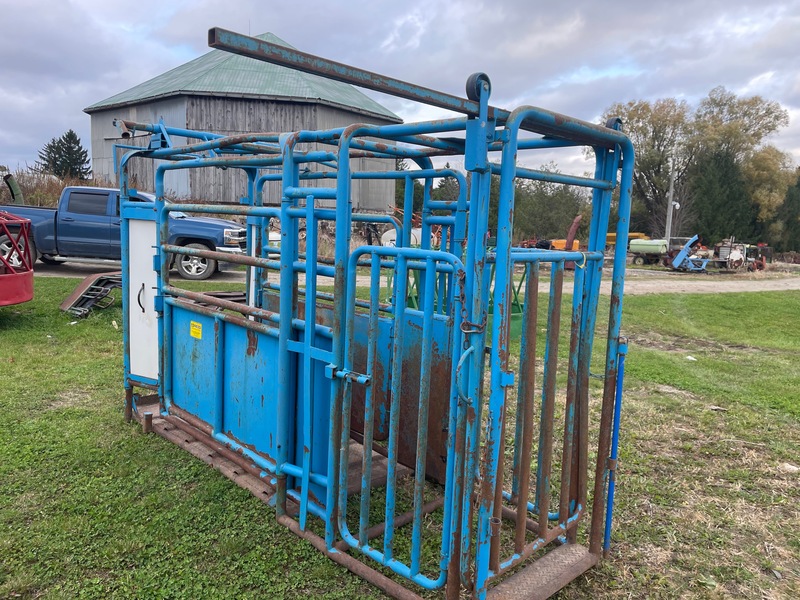 Hay/Forage/Livestock  Cattle Squeeze Gate Chute Photo