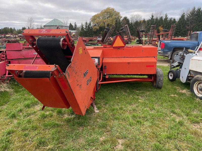 Hay/Forage/Livestock  Massey Ferguson 124 Baler with Thrower Photo