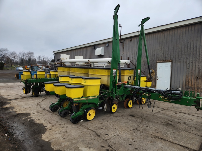 Planting Equipment  John Deere 7200 Planter  Photo