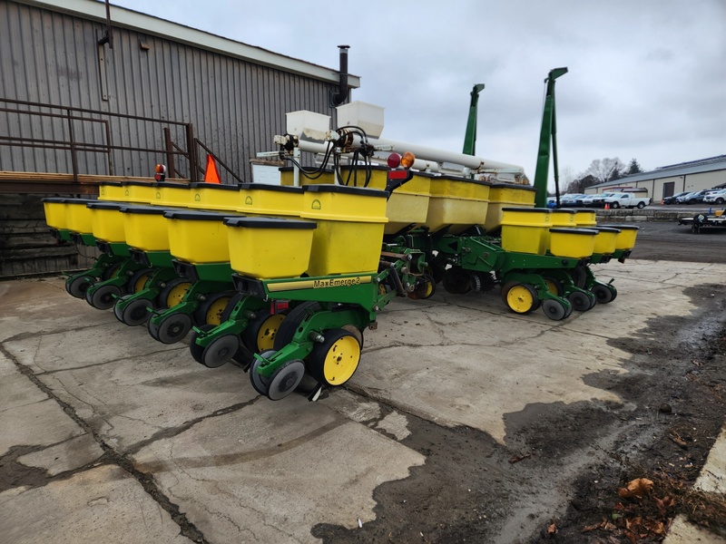 Planting Equipment  John Deere 7200 Planter  Photo