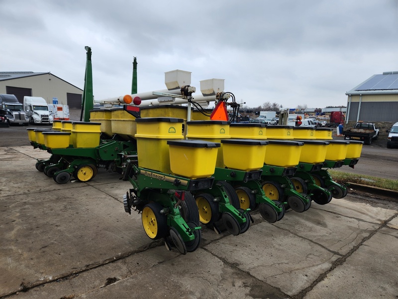 Planting Equipment  John Deere 7200 Planter  Photo