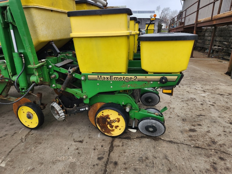 Planting Equipment  John Deere 7200 Planter  Photo