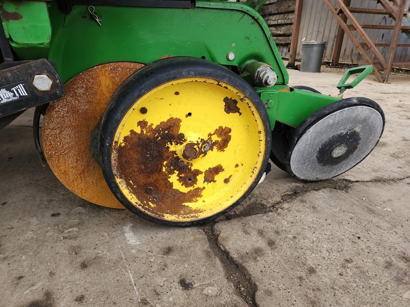 Planting Equipment  John Deere 7200 Planter  Photo