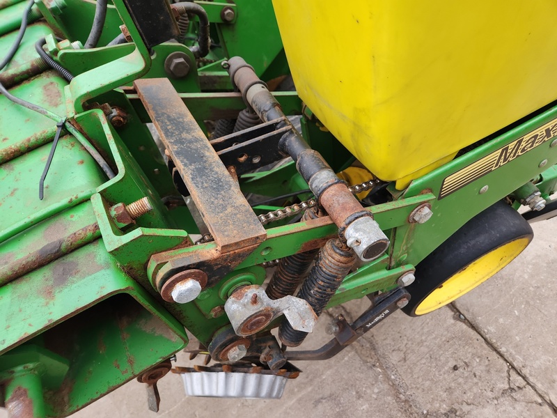 Planting Equipment  John Deere 7200 Planter  Photo