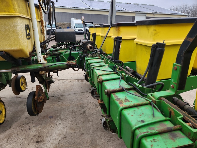 Planting Equipment  John Deere 7200 Planter  Photo