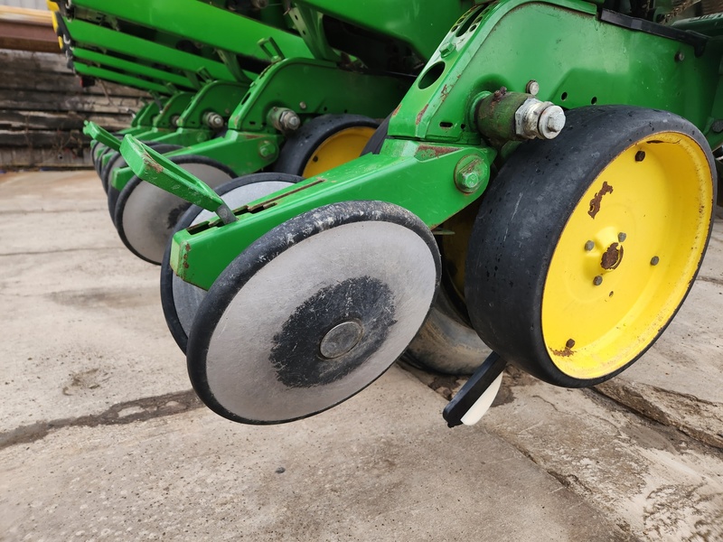 Planting Equipment  John Deere 7200 Planter  Photo