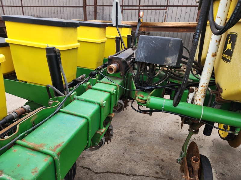 Planting Equipment  John Deere 7200 Planter  Photo