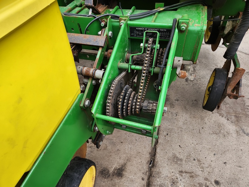 Planting Equipment  John Deere 7200 Planter  Photo