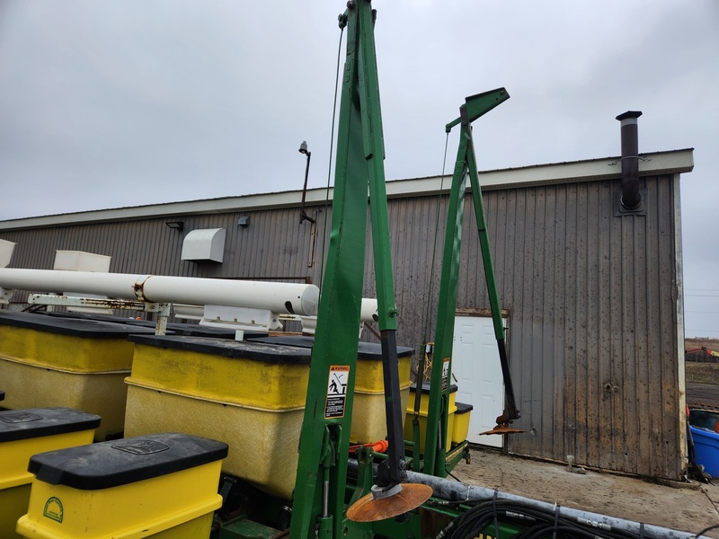 Planting Equipment  John Deere 7200 Planter  Photo