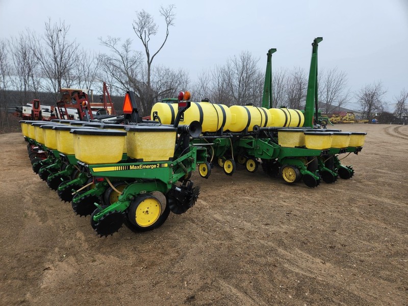 Planting Equipment  John Deere 7200 Planter Photo