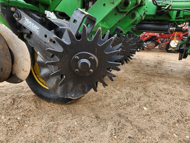 Planting Equipment  John Deere 7200 Planter Photo