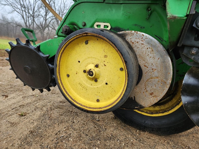 Planting Equipment  John Deere 7200 Planter Photo