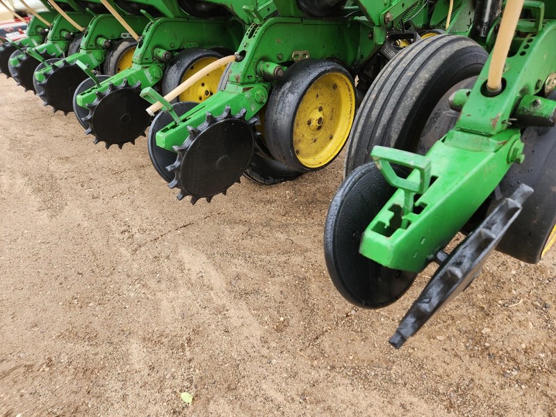 Planting Equipment  John Deere 7200 Planter Photo