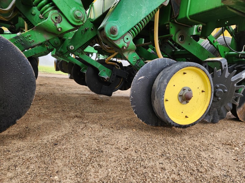 Planting Equipment  John Deere 7200 Planter Photo