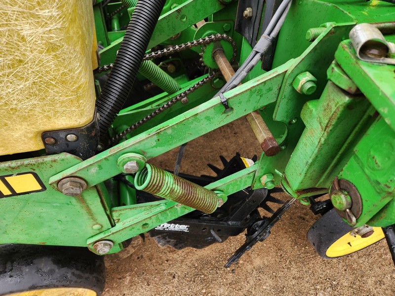 Planting Equipment  John Deere 7200 Planter Photo