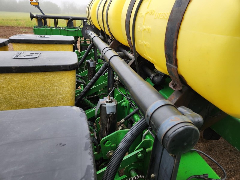 Planting Equipment  John Deere 7200 Planter Photo