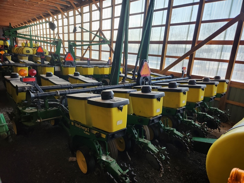 Planting Equipment  John Deere 7200 Planter  Photo