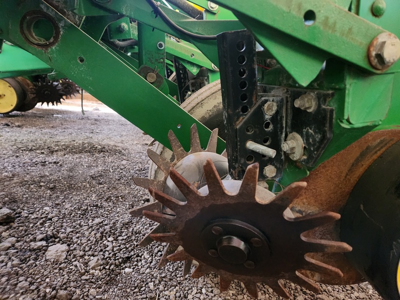 Planting Equipment  John Deere 7200 Planter  Photo