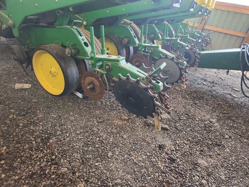 Planting Equipment  John Deere 7200 Planter  Photo